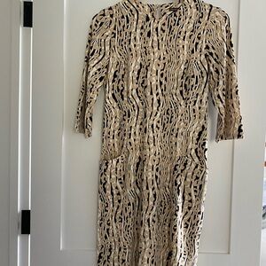 J. McGlaughlin dress!! Perfect shape. Beige /Black size small with pockets !!